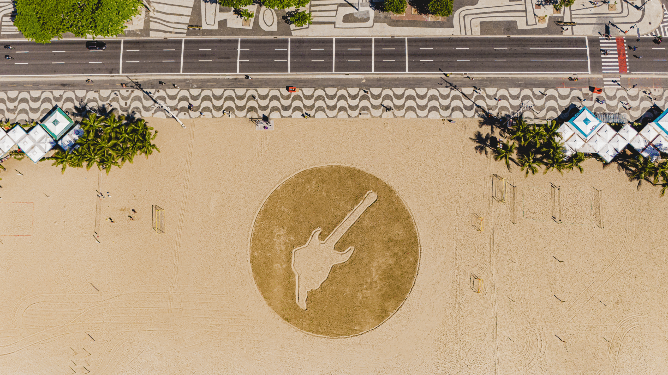 Rock in Rio invadiu o Rio de Janeiro com escultura de areia gigante em formato de guitarra na Praia de Copacabana e lança promoção que dará 30 pares de ingresso para o festival e acesso a emblemático ponto turístico da cidade unnamed