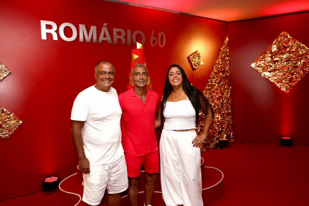 Romário abre celebração dos 60 anos com jantar luxuoso que marca início de três dias de festa vlds0098 romário (entre os irmãoes)ronaldo e zoraidi faria